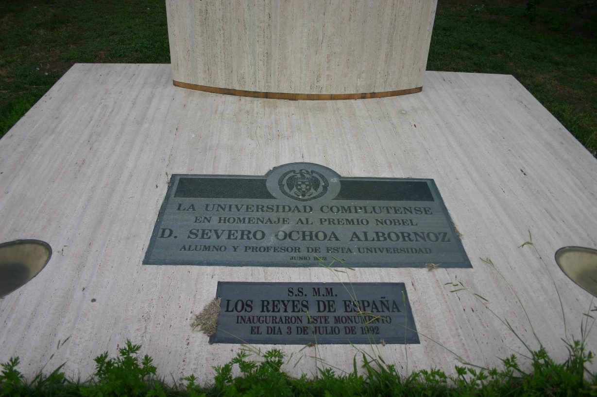Severo Ochoa's monument, Facultad de Medicina, Universidad Complutense, Madrid - 04.JPG
